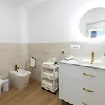 New Cozy, Spacious & Modern Apt, 100m From The Beach, Restaurants, Bars Apartament