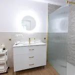 New Cozy, Spacious & Modern Apt, 100m From The Beach, Restaurants, Bars