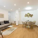 Apartament New Cozy, Spacious & Modern Apt, 100m From The Beach, Restaurants, Bars