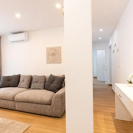 New! Casa Blanca, Luxury Spacious 2bd Apt, 2 Mins Walk To The Apartment *