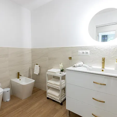 New! Casa Blanca, Luxury Spacious 2bd Apt, 2 Mins Walk To The Apartment