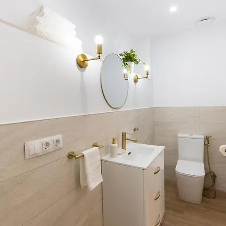 Apartment New! Casa Blanca, Luxury Spacious 2bd Apt, 2 Mins Walk To The Sitio de Calahonda