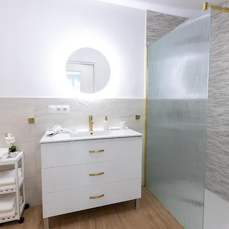 New! Casa Blanca, Luxury Spacious 2bd Apt, 2 Mins Walk To The