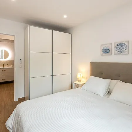 Apartment New! Casa Blanca, Luxury Spacious 2bd Apt, 2 Mins Walk To The