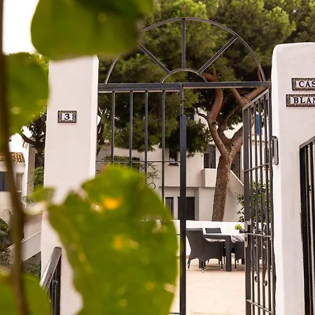 New! Casa Blanca, Luxury Spacious 2bd Apt, 2 Mins Walk To The Apartment