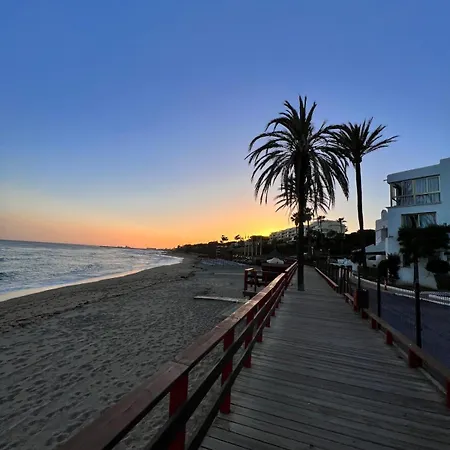 Apartment New! Casa Blanca, Luxury Spacious 2bd Apt, 2 Mins Walk To The Sitio de Calahonda