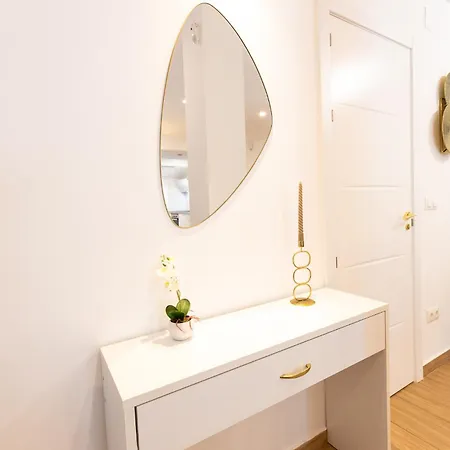 New! Casa Blanca, Luxury Spacious 2bd Apt, 2 Mins Walk To The Apartment