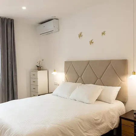 Apartment New! Casa Blanca, Luxury Spacious 2bd Apt, 2 Mins Walk To The Sitio de Calahonda