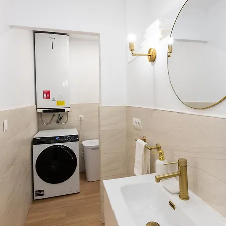 New! Casa Blanca, Luxury Spacious 2bd Apt, 2 Mins Walk To The