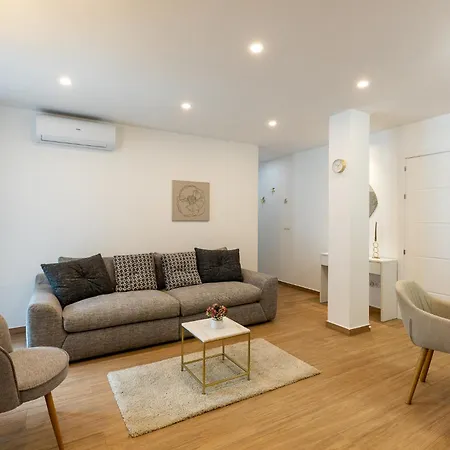 New Cozy, Spacious & Modern Apt, 100m From The Beach, Restaurants, Bars Apartment